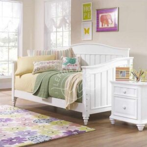 Daybed anak YODB011 warna putih dengan desain minimalis klasik dan pagar pengaman