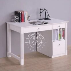 Meja komputer minimalis YOMB016 dengan rak buku terbuka di samping.