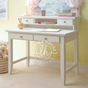 Meja belajar minimalis modern YOMB018 dengan kaki tapered dan rak atas simpel.