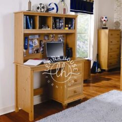 Meja komputer YOMB071 dari kayu jati dengan rak buku atas yang besar.