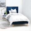 Ranjang tidur dengan headboard biru elegan