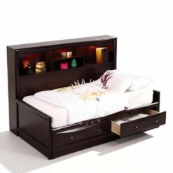 Ranjang kayu gelap dengan rak buku dan laci