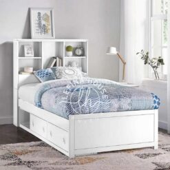 Ranjang tingkat putih dengan rak samping