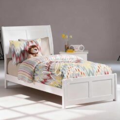 Ranjang tingkat putih dengan rak samping