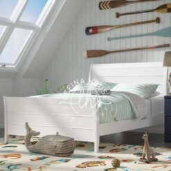 Ranjang tingkat putih dengan tangga samping