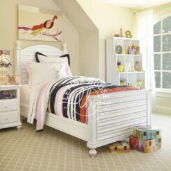 Ranjang tingkat putih dengan sorong dan rak