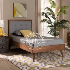 Ranjang tingkat putih dengan tangga rak