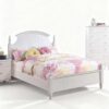Ranjang tingkat putih dengan headboard panel garis