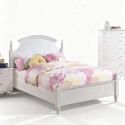 Ranjang tingkat putih dengan headboard panel garis