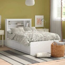 Ranjang putih dengan headboard rak