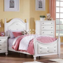 Ranjang putih mewah dengan headboard